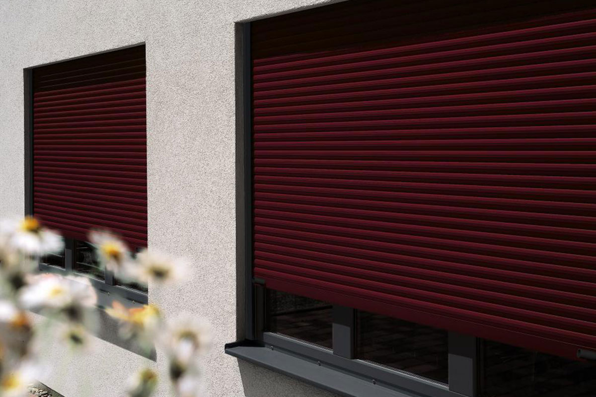 Aufsetz-Rollladen-in-Fensterlaibung-rot